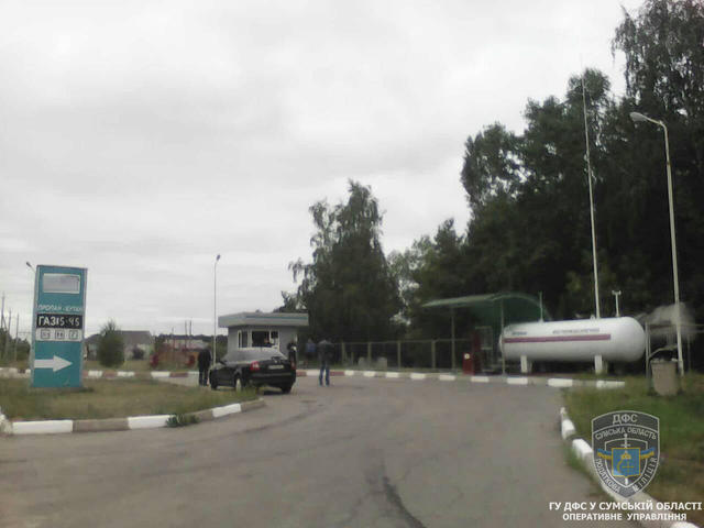Налоговики на Сумщине ликвидировали две незаконные заправки 02 Налоговики на Сумщине ликвидировали две незаконные заправки 02
