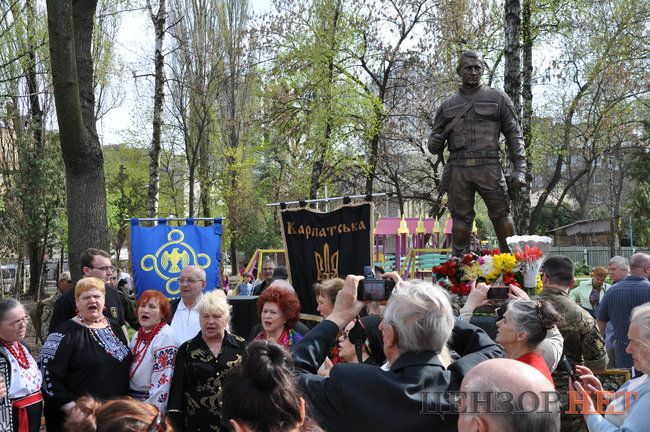 Памятник офицеру 93-й бригады Мирославу Мысле, погибшему на Донбассе, открыли в Киеве 06