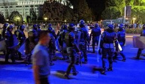 В центре Бишкека собрались около тысячи сторонников Атамбаева, полиция их разгоняет. ВИДЕО+ФОТОрепортаж