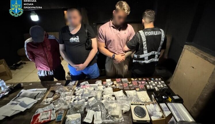 Пакували наркотики в аудіоколонки: у Києві викрито підпільну онлайн-наркокрамницю, - прокуратура. ФОТОрепортаж