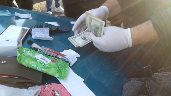Пограничник и таможенник поста Одесса-аэропорт попались на взятке 520 долл., - военная прокуратура 03