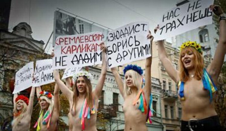 Украинки встретили Путина голой грудью: "Украина - не Алина", "Кремлевским карликам не дадим!". ФОТОрепортаж.