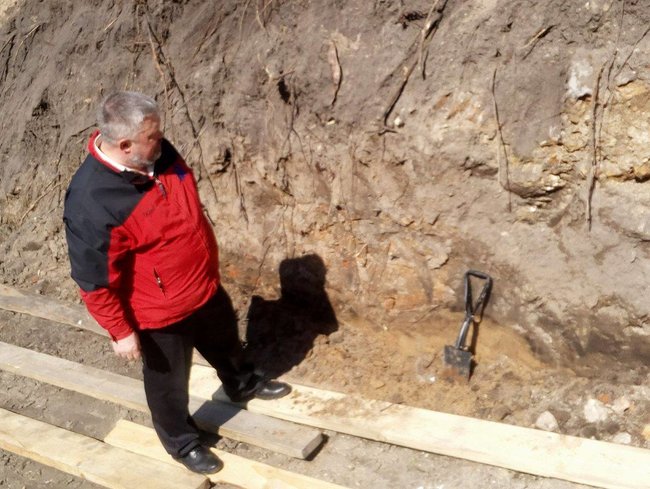 Під час будівельних робіт на Пейзажній алеї в Києві розкопали старовинні артефакти і давню споруду ХІІ-ХVI століть 06