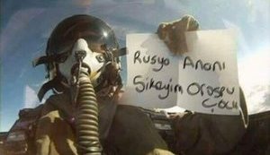 Пилот турецкого истребителя вылетел на бомбежку с плакатом о сексуальном насилии над россиянами. ФОТО