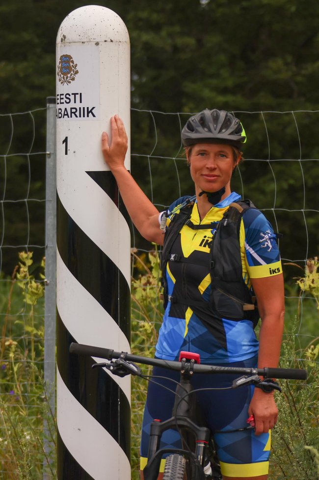 Президент Естонії Кальюлайд на велосипеді проінспектувала кордон із РФ 03