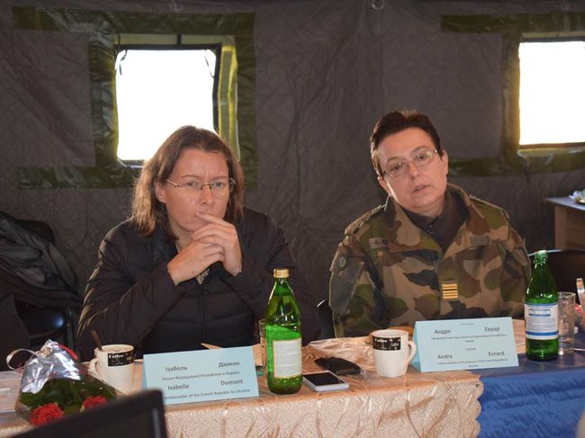 Посол Франції Дюмон побувала в зоні ООС 02
