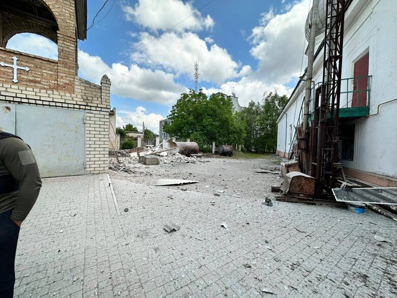 Ворог обстріляв Білозерку: влучання у подвір’я церкви - загинув священник 01