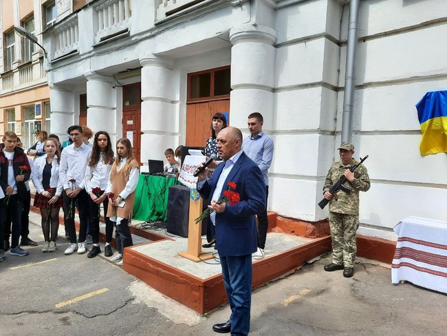 Меморіальну дошку загиблому на Донбасі воїну 58-ї ОМПБр Андрію Ярешку відкрили в Полтаві 03