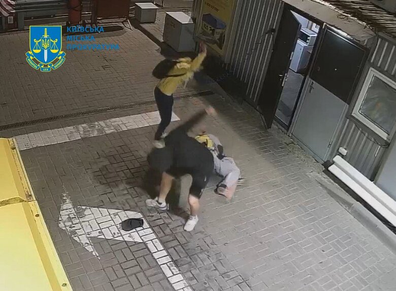 Двоє хлопців напали на працівника АЗС у Києві