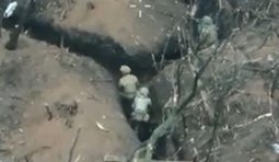 троє українських бійців зачищають окоп