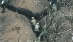 троє українських бійців зачищають окоп