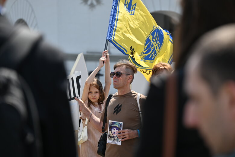 Родные павших защитников Украины потребовали создать под Киевом военное кладбище 02