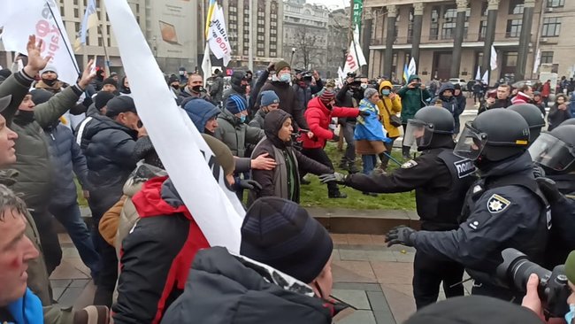Протест ФОПів: Правоохоронці спробували демонтувати намети - застосовували сльозогінний газ 28
