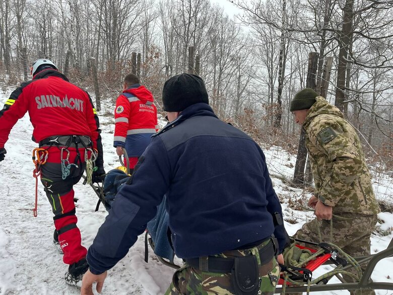 Прикордонники України та Румунії врятували закарпатця, який впав у прірву