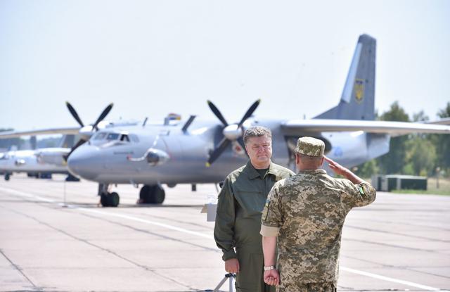 Порошенко наградил летчиков, выполнявших задачи в зоне АТО 02