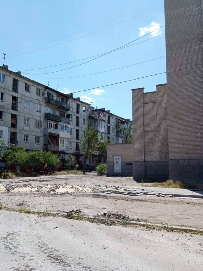 До лікарень країни продовжують доставляти жителів Лисичанська, яких росіяни обстріляли касетними снарядами в черзі по воду, - Гайдай 02