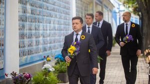 Зеленський вшанував пам'ять загиблих за Україну героїв. ФОТО