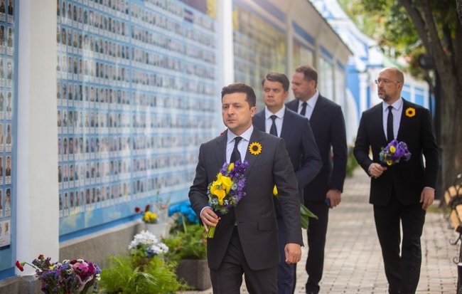 Зеленський вшанував память загиблих за Україну героїв 01
