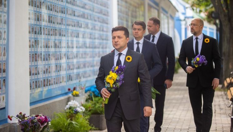 Зеленський вшанував пам'ять загиблих за Україну героїв. ФОТО