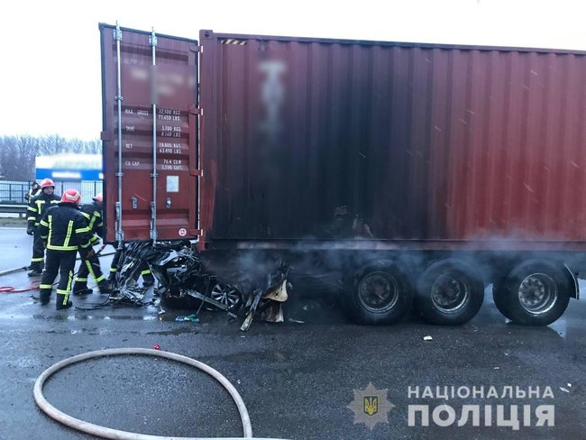 Легковик влетів під фуру на трасі Київ-Одеса, водій загинув на місці 02