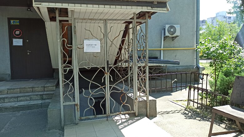 Зачинені двері, кодові замки та записки з телефонними номерами: як потрапити до укриттів у Києві 07