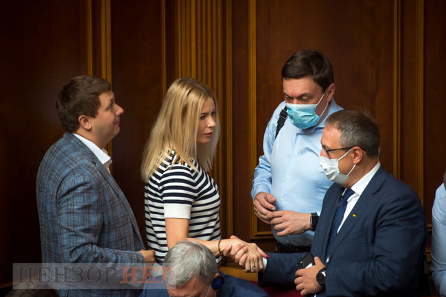 Шмигаль доповідає в напівпорожньому залі, Тищенко погрожує пальцем Арахамії, Васильєв і Ананченко ділять 6,7 млн, - день роботи Ради 16 липня 21 Шмигаль доповідає в напівпорожньому залі, Тищенко погрожує пальцем Арахамії, Васильєв і Ананченко ділять 6,7 млн, - день роботи Ради 16 липня 21
