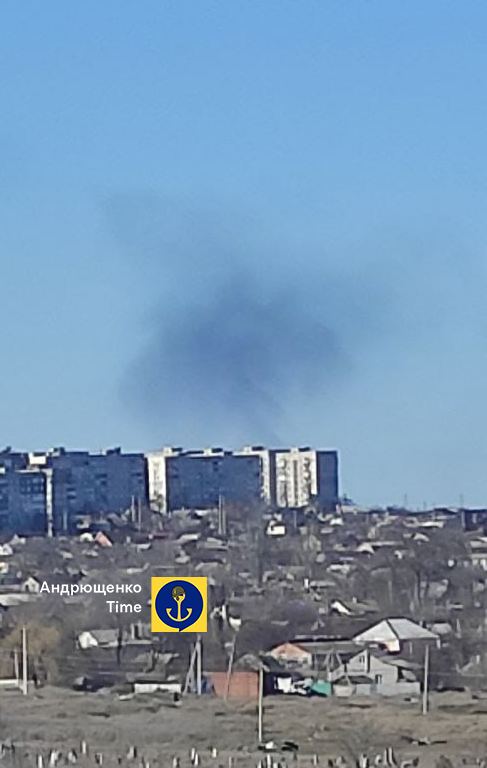 Возле оккупированного Мариуполя раздаются взрывы, россияне подняли авиацию, - Андрющенко 05