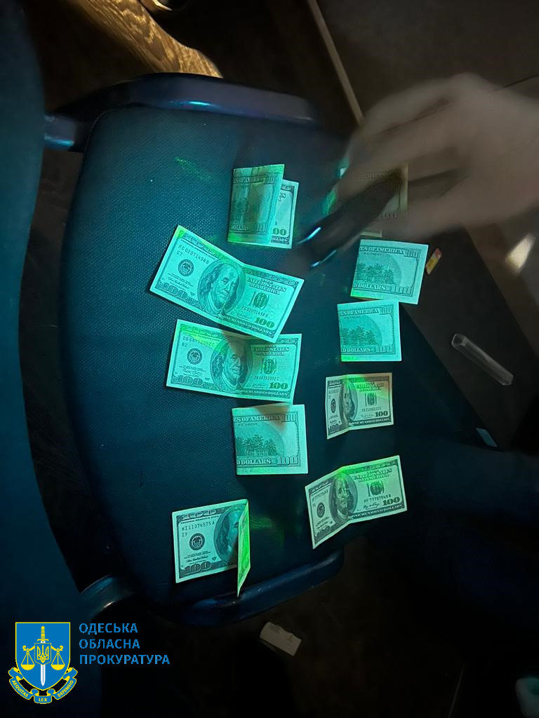 На Одеській митниці вимагали гроші за ввезення товарів, хабарі ховали навіть у туалеті, - ДБР 10