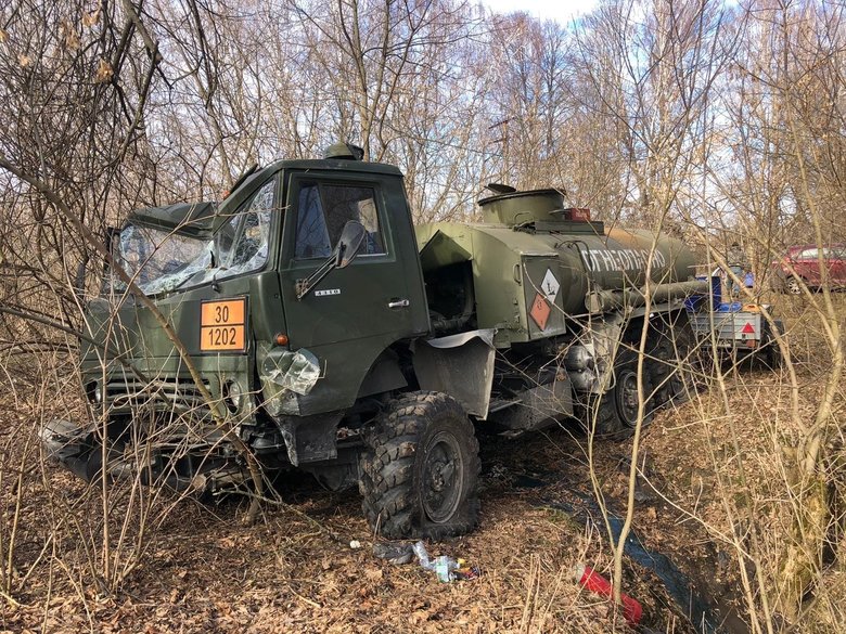 Місцеві жителі на Чернігівщині влаштували завал: Бензовоз військ РФ врізався в дерево 02 Місцеві жителі на Чернігівщині влаштували завал: Бензовоз військ РФ врізався в дерево 02