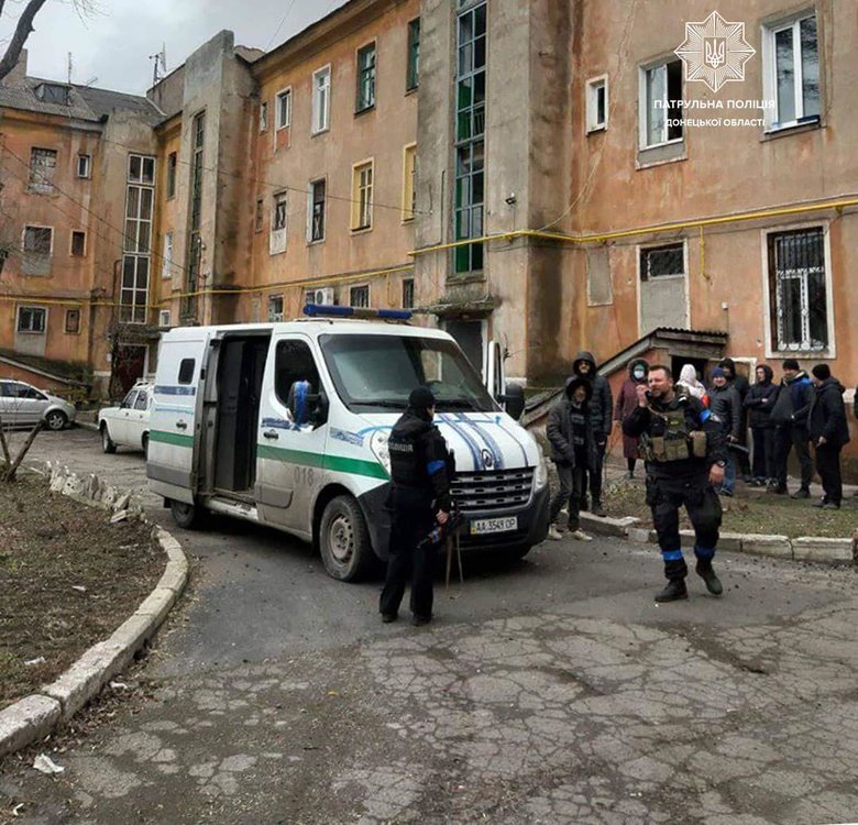 Очільник патрульної поліції Маріуполя Михайло Вершинін: Мої підлеглі евакуйовували жінок з розбитого після авіаудару пологового. Хтось ніс поранену вагітну, хтось – дитину, синю від холоду 02