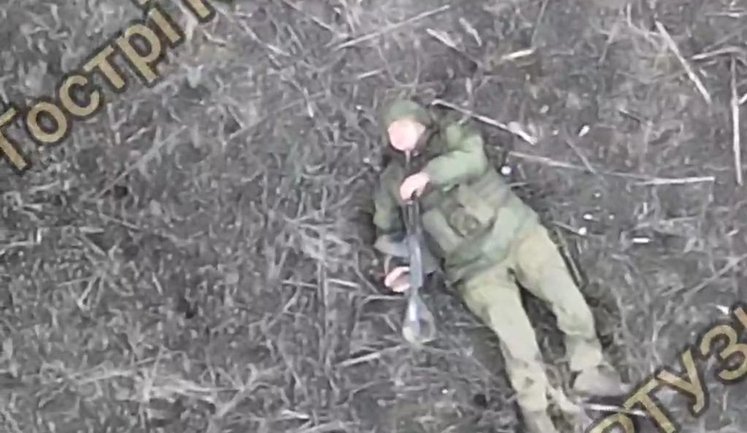 Під прицілом українського дрона: поранений окупант вистрілив собі в голову на полі бою. ВIДЕО 18+
