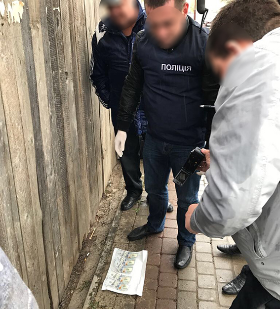 Співробітник кримінально-виконавчої інспекції вимагав $ 500 у жителя Прикарпаття 01