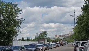 Жители Подмосковья скупают топливо и сливают его в бочки: "В канистры нельзя, мы вот какой способ придумали"