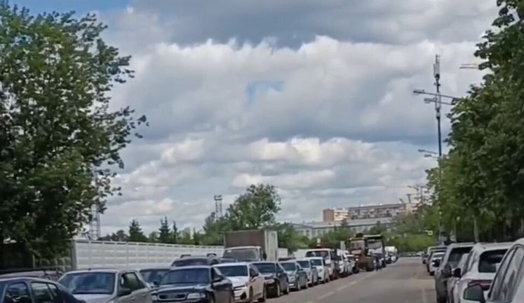 Жители Подмосковья скупают топливо и сливают его в бочки: "В канистры нельзя, мы вот какой способ придумали"