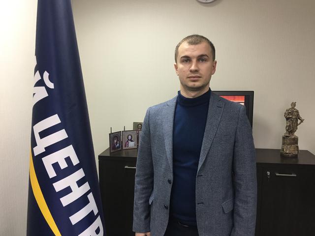 У Сєверодонецьку керівникові партії Єдиний Центр на Луганщині принесли траурний вінок 02