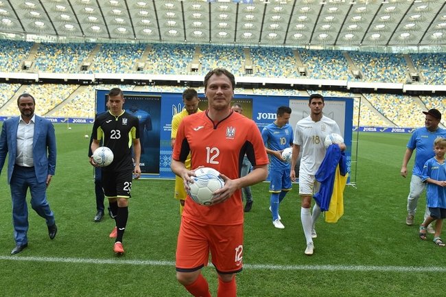 Національна футбольна збірна гратиме у формі з гаслом Слава Україні! 06 Національна футбольна збірна гратиме у формі з гаслом Слава Україні! 06