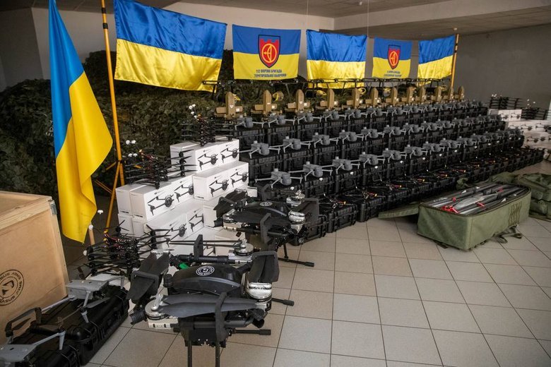 Віталій Кличко передав від столичної громади бійцям 112 бригади ТрО майже 2000 безпілотників