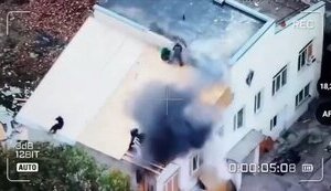 Російський дрон завдав удару по будівельникам, які ремонтували дах на Херсонщині. ВIДЕО