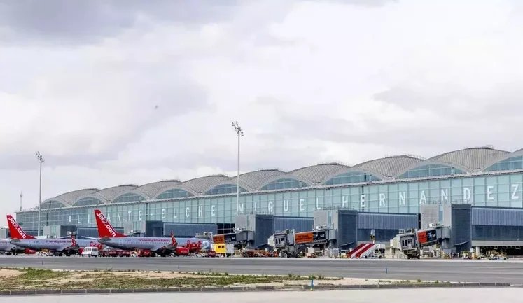 Аэропорт в Испании снова закрыли из-за появления неизвестного дрона