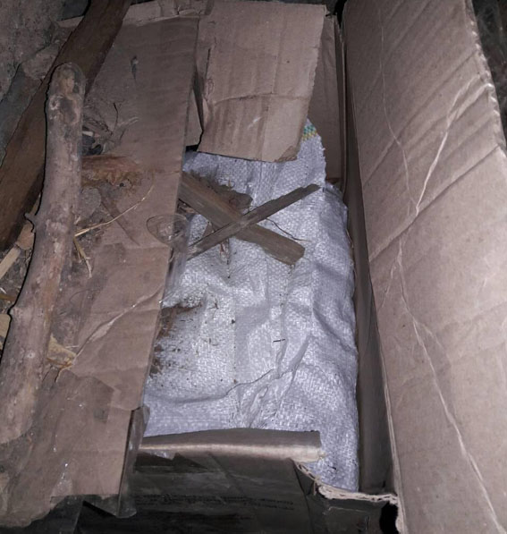 У прифронтовій зоні на Донеччині поліція знайшла схованку зі зброєю 03