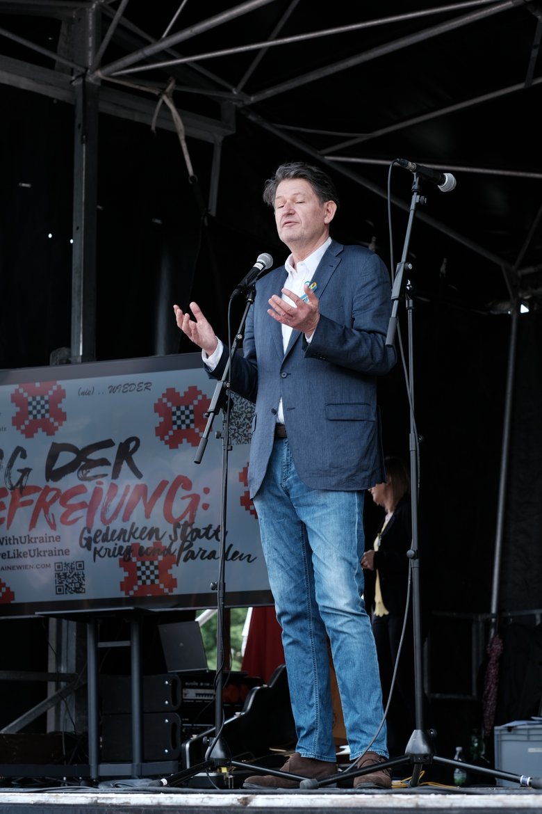 Українські митці та австрійські політики влаштували у Відні акцію до Дня річниці завершення Другої світової 02 Українські митці та австрійські політики влаштували у Відні акцію до Дня річниці завершення Другої світової 02