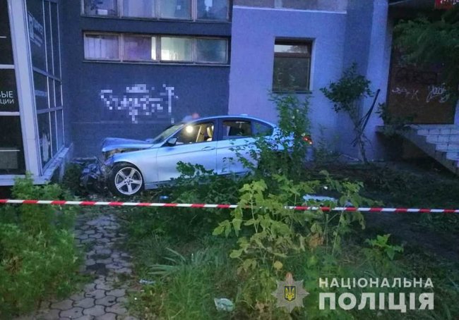 Пяний на BMW тікав від патрульних в Одесі і загинув, ледь не вбивши пішохода 01