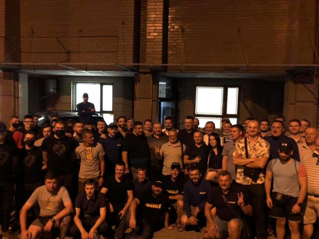 Трое полицейских пострадали при столкновениях у офиса Свободы в Киеве 02 Трое полицейских пострадали при столкновениях у офиса Свободы в Киеве 02