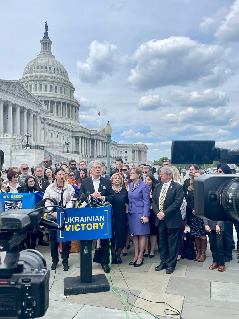 У США урочисто представили проєкт резолюції про перемогу України у війні проти Росії 02