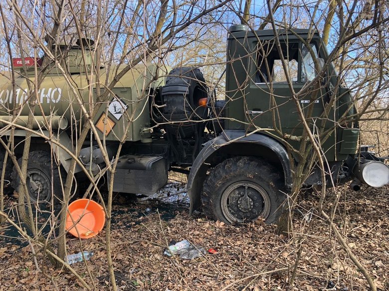 Місцеві жителі на Чернігівщині влаштували завал: Бензовоз військ РФ врізався в дерево 01 Місцеві жителі на Чернігівщині влаштували завал: Бензовоз військ РФ врізався в дерево 01