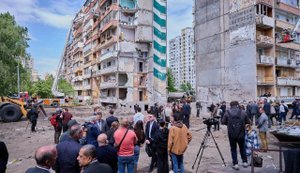 Іноземним дипломатам показали зруйнований влучанням російської ракети житловий будинок у Києві. ФОТОрепортаж