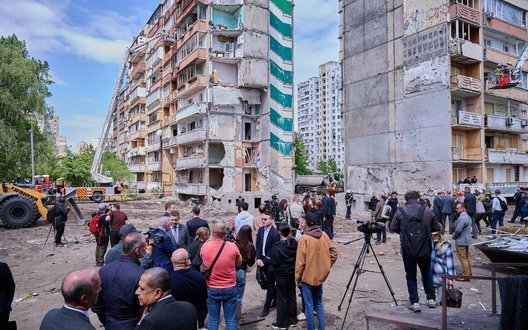 Іноземним дипломатам показали зруйнований влучанням російської ракети житловий будинок у Києві. ФОТОрепортаж