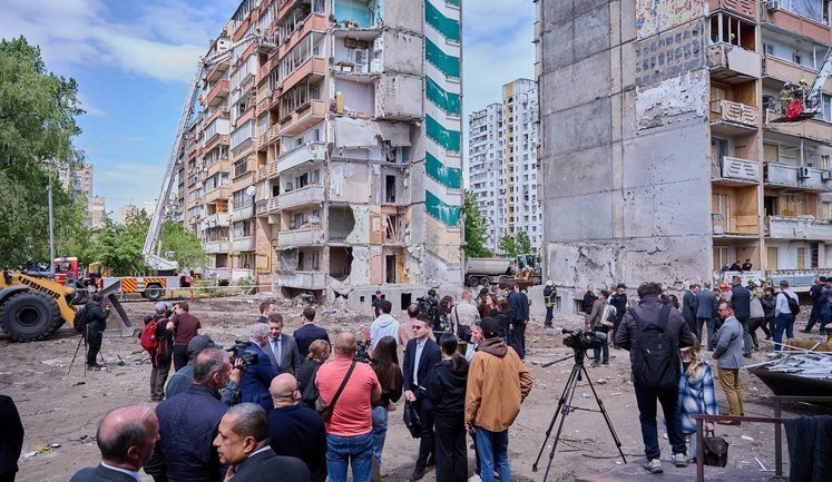 Іноземним дипломатам показали зруйнований влучанням російської ракети житловий будинок у Києві. ФОТОрепортаж