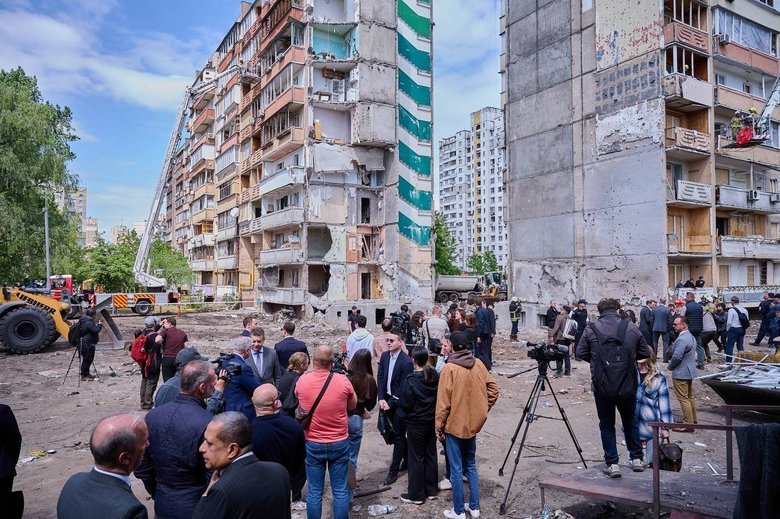 Дипломати відвідали місце удару по будинку в Києві