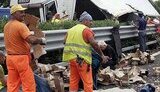В Италии опрокинулся грузовик с 2 млн. евро. Собрали не все... ФОТОрепортаж.